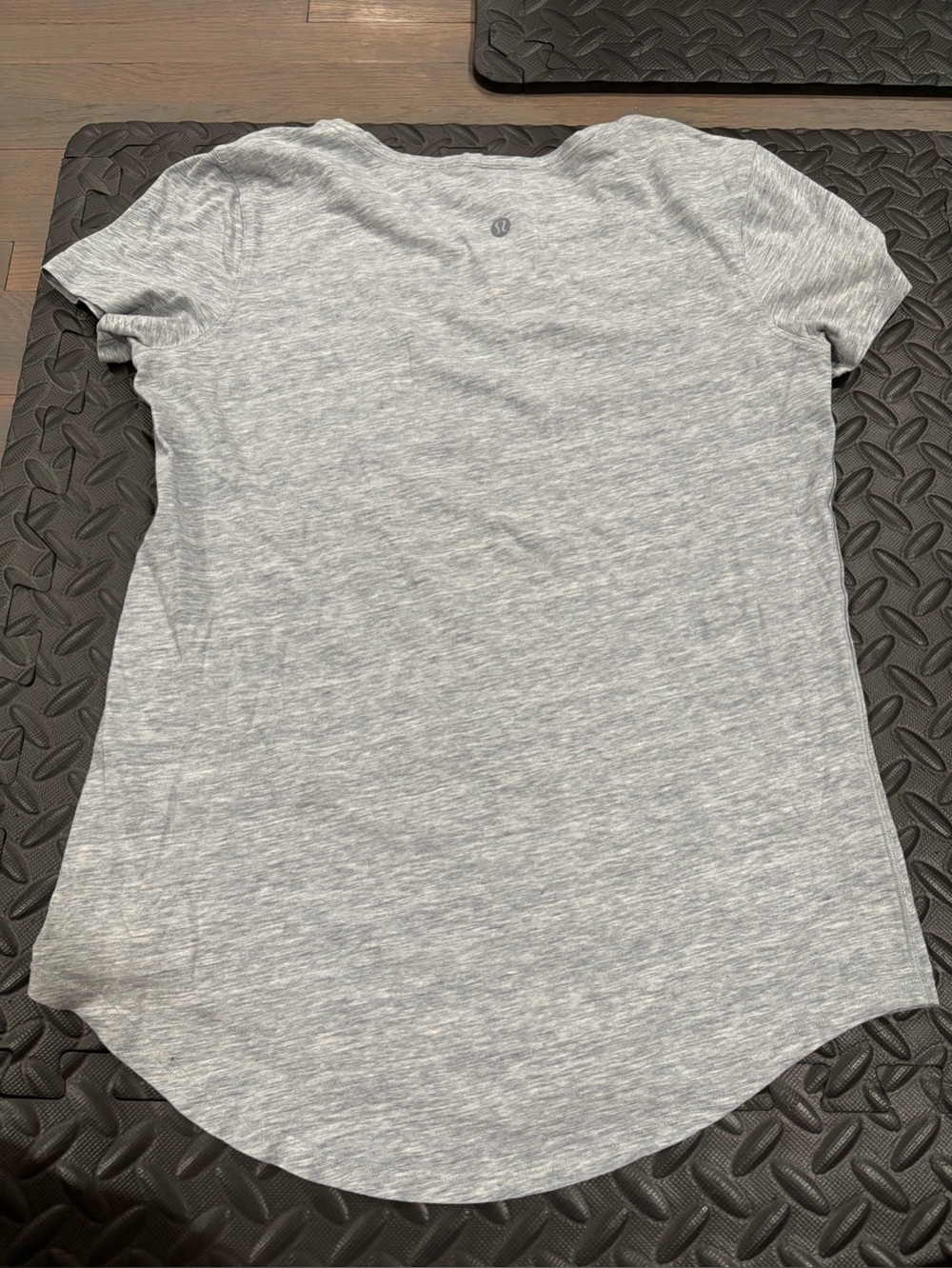 831.lululemon athletica Women’s Light Gray Short Sleeve Top